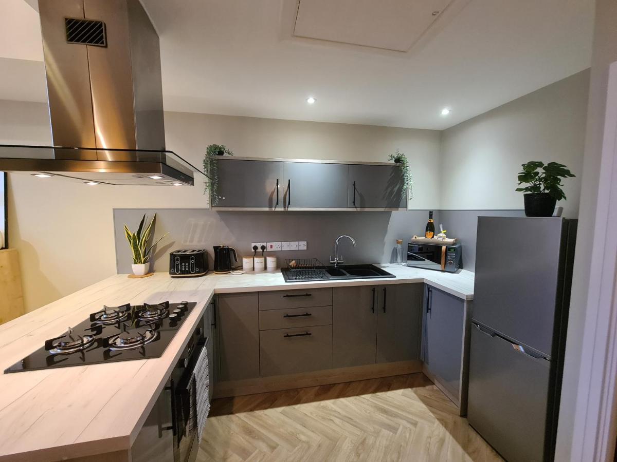 Modern 1 Bed Apartment Next To Beach And Golf Course Llanelli Exterior photo