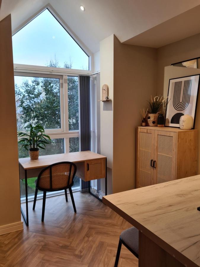 Modern 1 Bed Apartment Next To Beach And Golf Course Llanelli Exterior photo