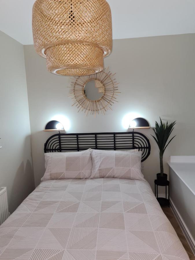 Modern 1 Bed Apartment Next To Beach And Golf Course Llanelli Exterior photo
