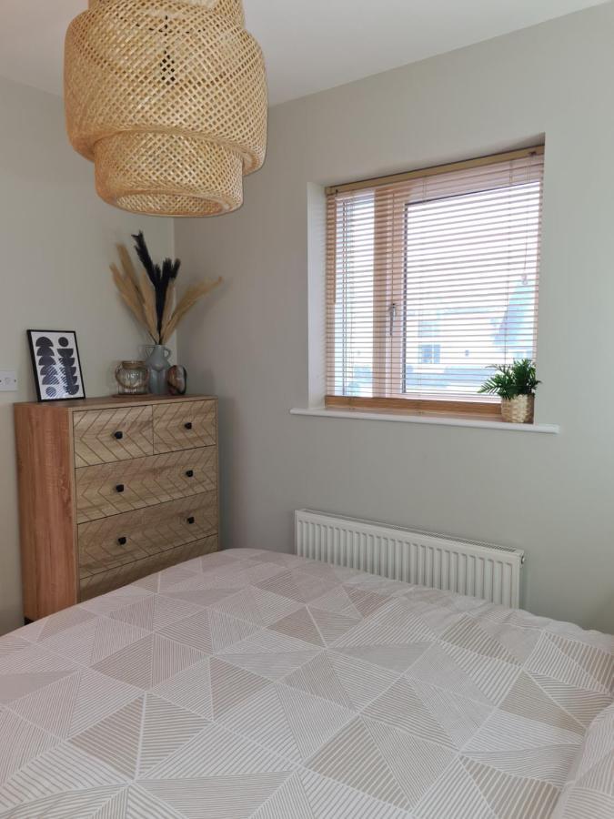 Modern 1 Bed Apartment Next To Beach And Golf Course Llanelli Exterior photo