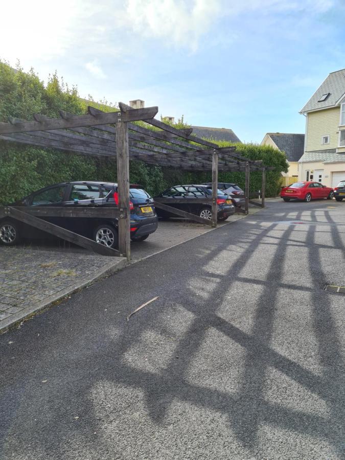 Modern 1 Bed Apartment Next To Beach And Golf Course Llanelli Exterior photo
