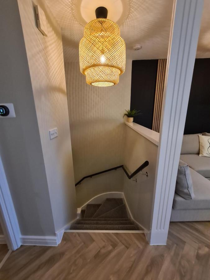 Modern 1 Bed Apartment Next To Beach And Golf Course Llanelli Exterior photo