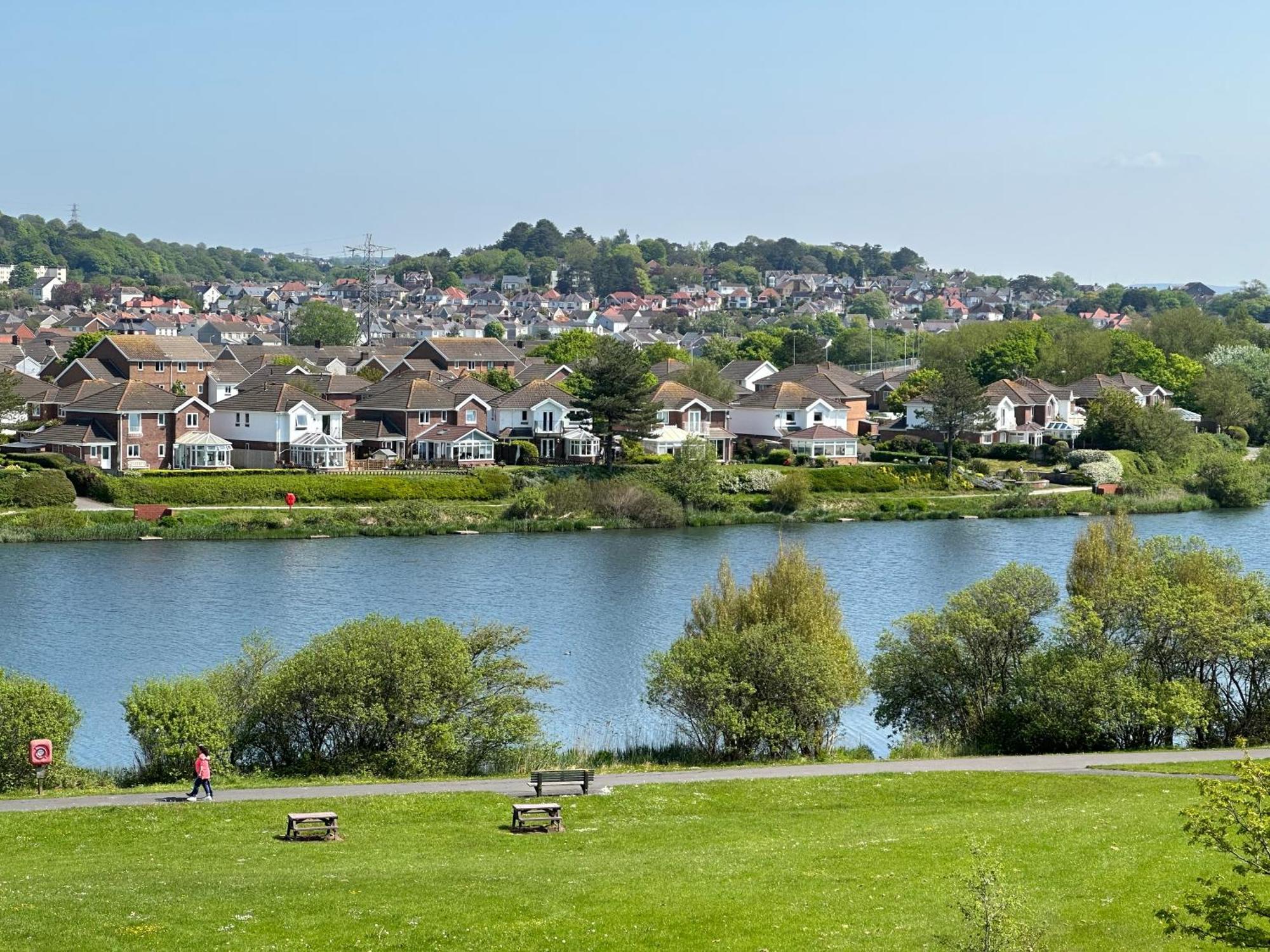 Modern 1 Bed Apartment Next To Beach And Golf Course Llanelli Exterior photo